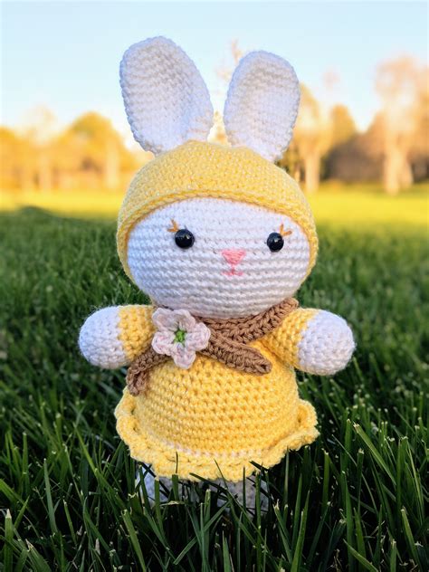 One of the free amigurumi crochet patterns we will share today is the amigurumi bunny, whose photos and design belong to Julia Deinega. You can learn how to crochet these bunny using the free amigurumi pattern. Thanks to Julia Deinega (@deynega_yuly) for this cute bunny. The finished amigurumi bunny is about 30 cm tall (11.8 inches)
